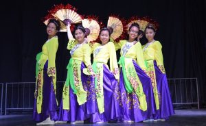 Vietnamese dancers